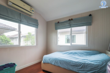 บ้านเดี่ยวมือสอง  ม.มัณฑนาเลค วัชรพล บ้านสวย จากแบรนด์ดัง * Land & House *  เนื้อที่ 50.30 ตร.ว. มาพร้อมฟังก์ชันจัดเต็ม 3 ห้องนอน 3 ห้องน้ำ บ้านสวยพร้อมเข้าอยู่ พร้อมแถมเครื่องปรับอากาศ 4 เครื่อง บนทำเลศักยภาพ เชื่อมต่อถนนหลายเส้นทาง ใกล้รถไฟฟ้า สถานี "สายหยุดและแยกคปอ"  และ ใกล้จุดขึ้นทางด่วน "รามอินทรา-อาจณรงค์"